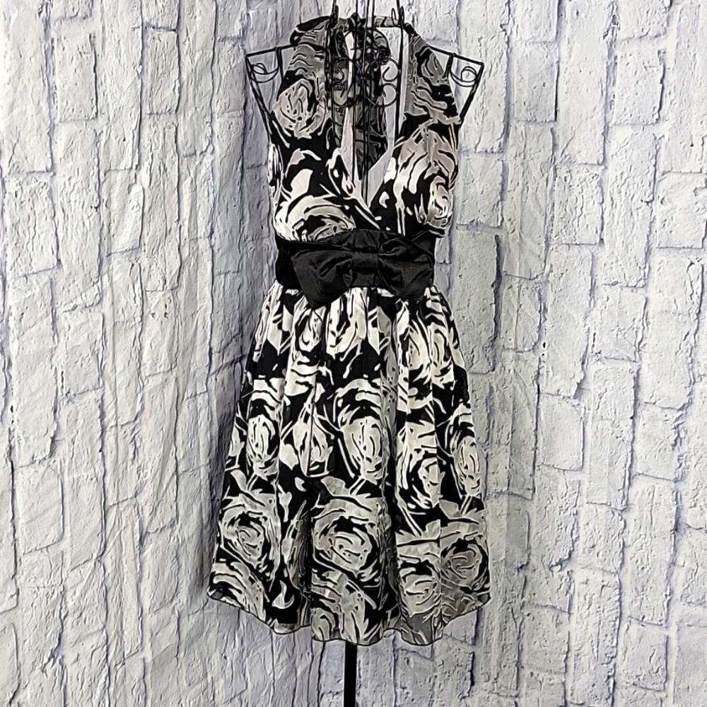 Speechless‎ Medium Halter Party Dress Black Silver Floral/Lined